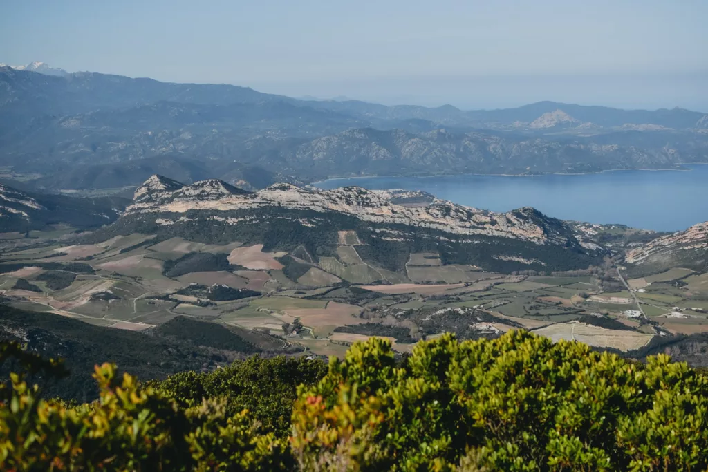Falaises de Patrimonio et baie de Saint Florent vue depuis la montagne du Pigno en Corse proche de Bastia.