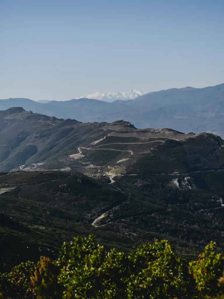 Vue sur les montagnes enneigées depuis le col de Teghime et le Pigno en Corse proche de Bastia et de Patrimonio.