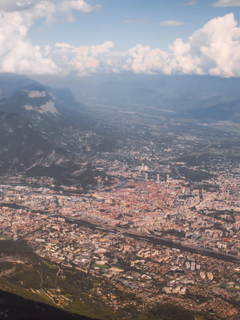 La ville de Grenoble vue depuis les montagnes du Vercors.
