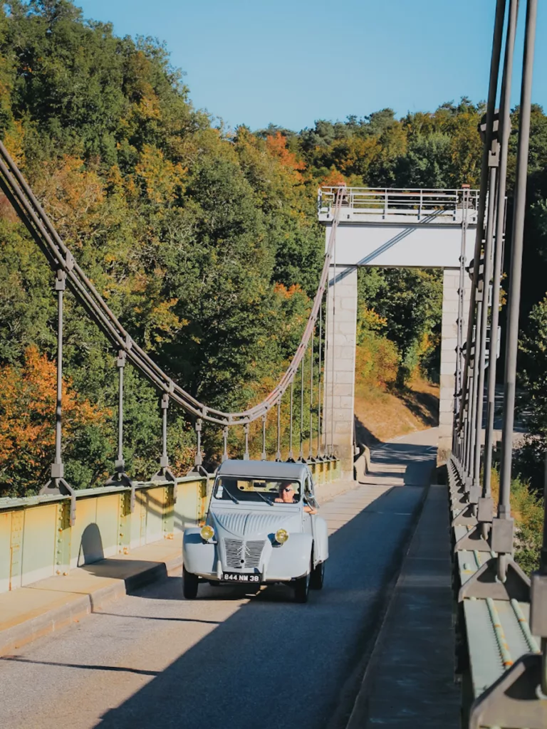 Voiture ancienne qui passe sur le pont de Brion au-dessus du lac de Monteynard en Isère proche de Grenoble.