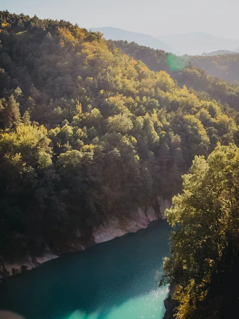Lac de Monteynard, randonnée facile proche de Grenoble en Isère.