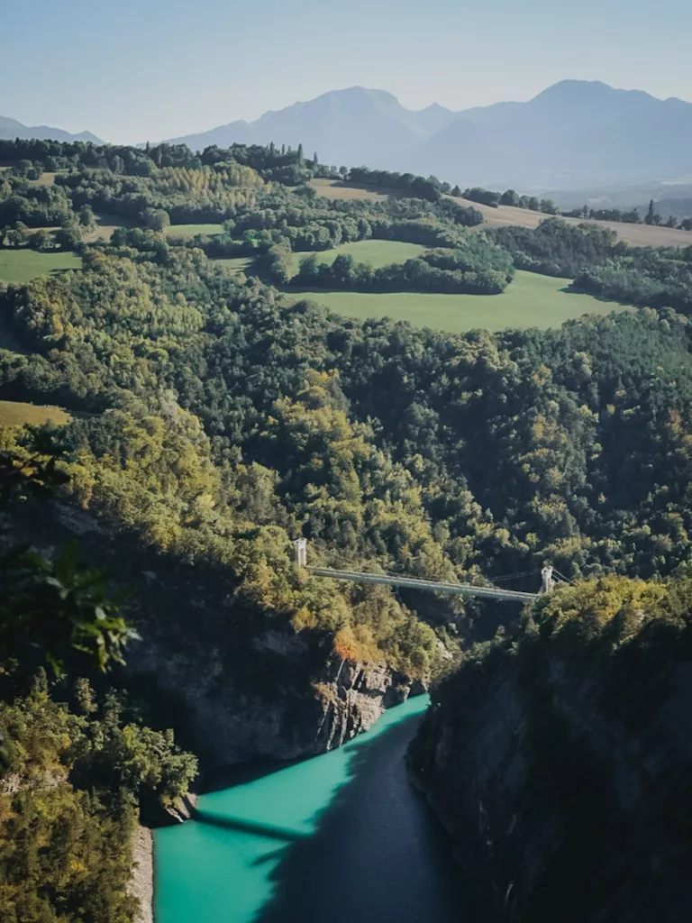 Pont de Brion sur le lac de Monteynard en Isère au sud de Grenoble.