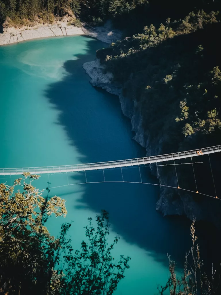 Passerelle de Monteynard en Isère. Randonnée impressionnante au-dessus du lac de Monteynard, randonnée facile proche de Grenoble te de Gap.
