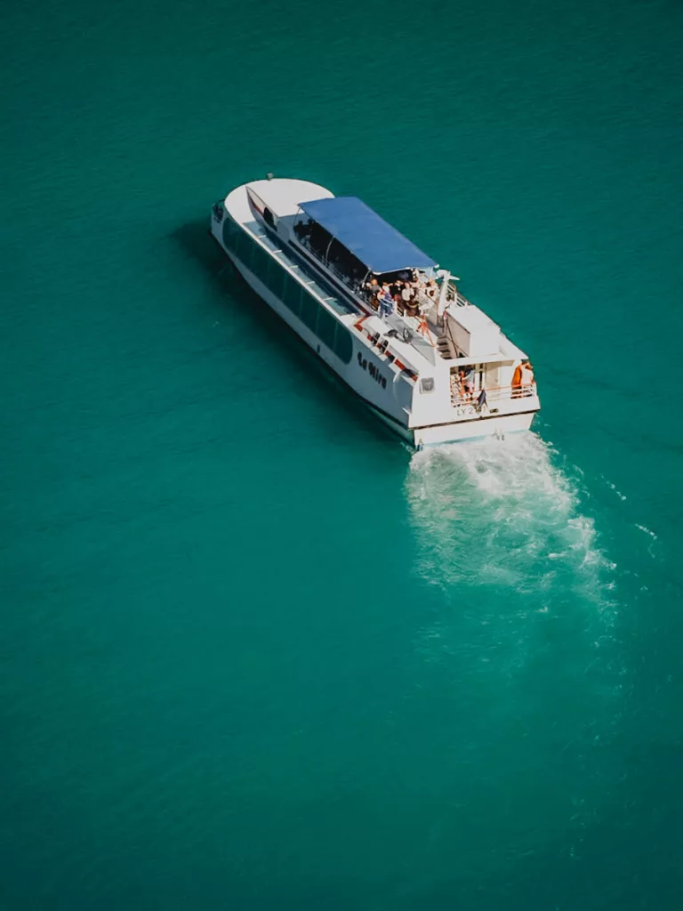 Bateau navette sur le lac de Monteynard en Isère proche de Grenoble.