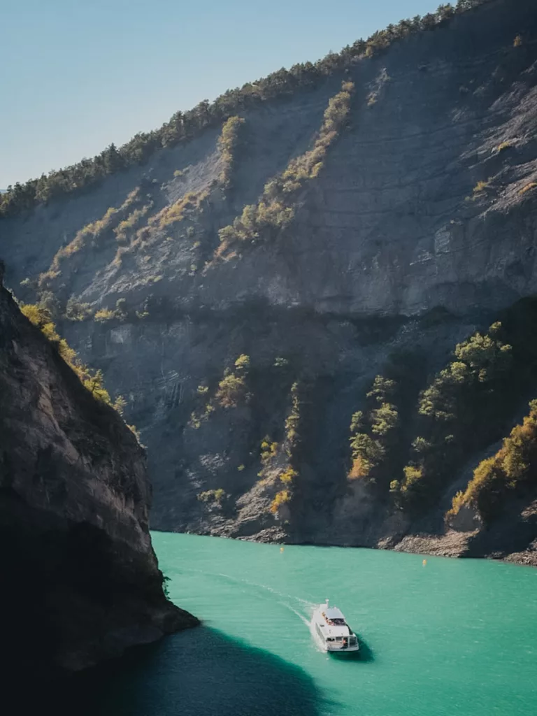 Bateau sur le lac de Monteynard en Isère.