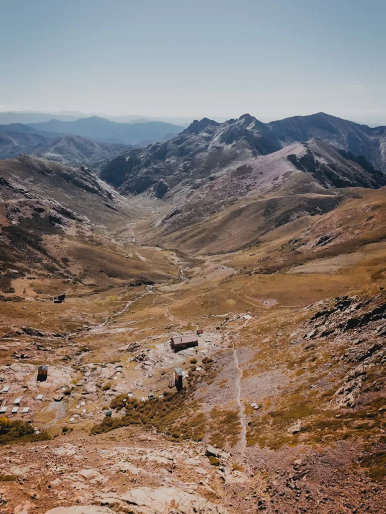 Refuge de Ciottuli di i mori, aménagements abondants autour du refuge.