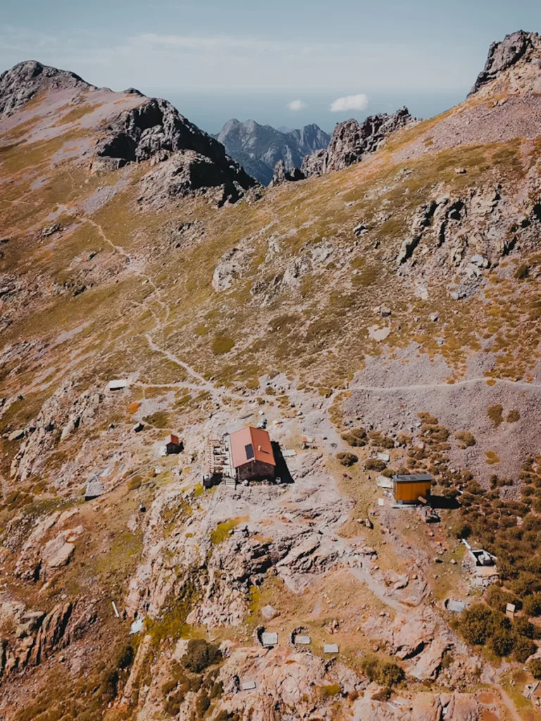 Refuge de Ciottuli di i mori, aménagements abondants autour du refuge.