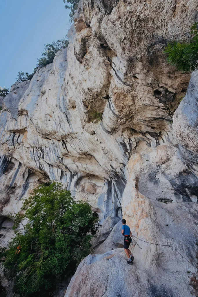 Homme grimpant sur une via ferrata facile en Haute-Savoie proche de Genève et du pays de Gex.
