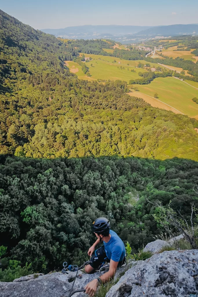 Vue sur le genevois depuis la via ferrata Revaclier (Salève) en Haute-Savoie en France proche de la Suisse.