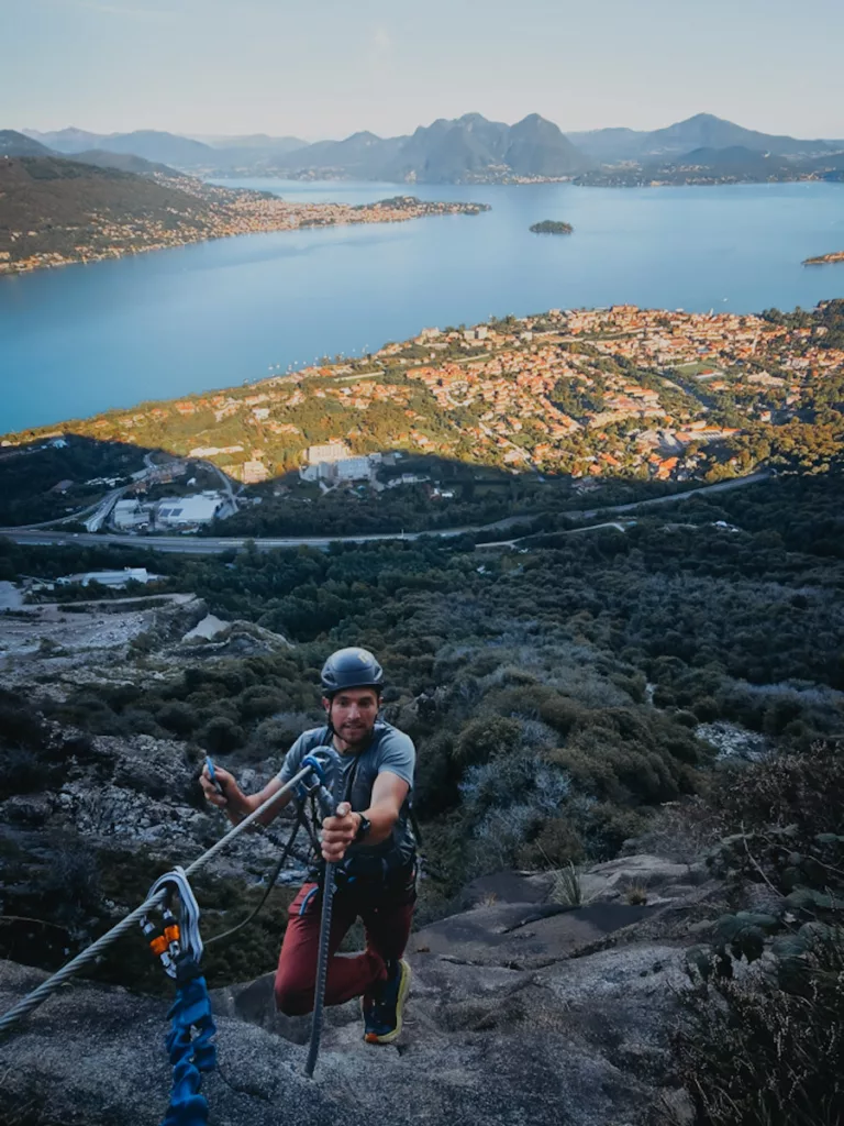 Homme sur la Via Ferrata la Miccia, parcourt difficile (E/D - TD) en Italie au bord du lac Majeur.