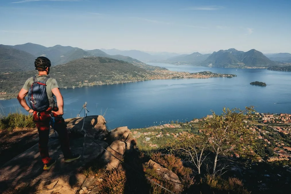 Homme sur la Via Ferrata la Miccia, parcourt difficile (E/D - TD) en Italie au bord du lac Majeur.