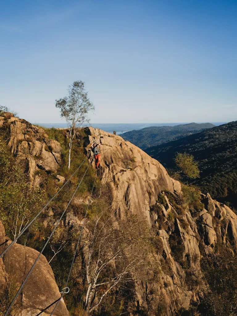 Homme sur la Via Ferrata la Miccia, parcourt difficile (E/D - TD) en Italie au bord du lac Majeur.