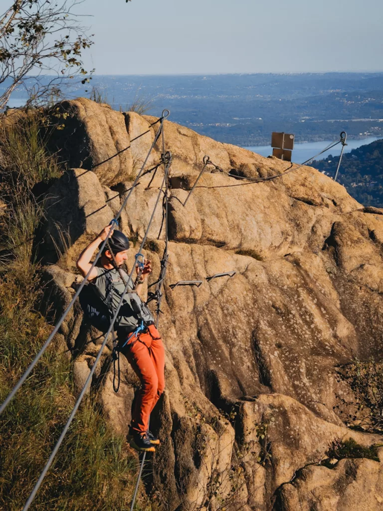 Homme sur une via Ferrata en Italie, guide des plus belles Via Ferrata.