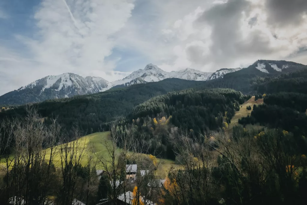 Vue imprenable sur la vallée depuis la via ferrata Saix de Miolène, Haute-Savoie : un panorama qui vaut chaque effort.