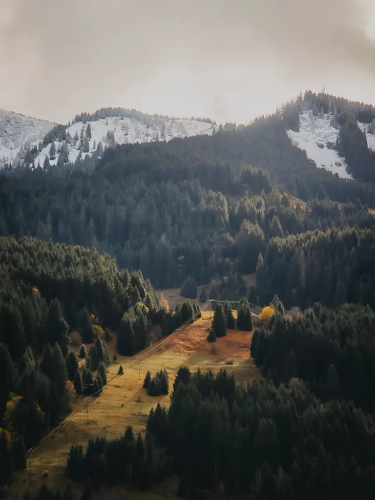 Depuis la via ferrata Saix de Miolène, Haute-Savoie, le regard plonge sur un paysage de vallée grandiose.