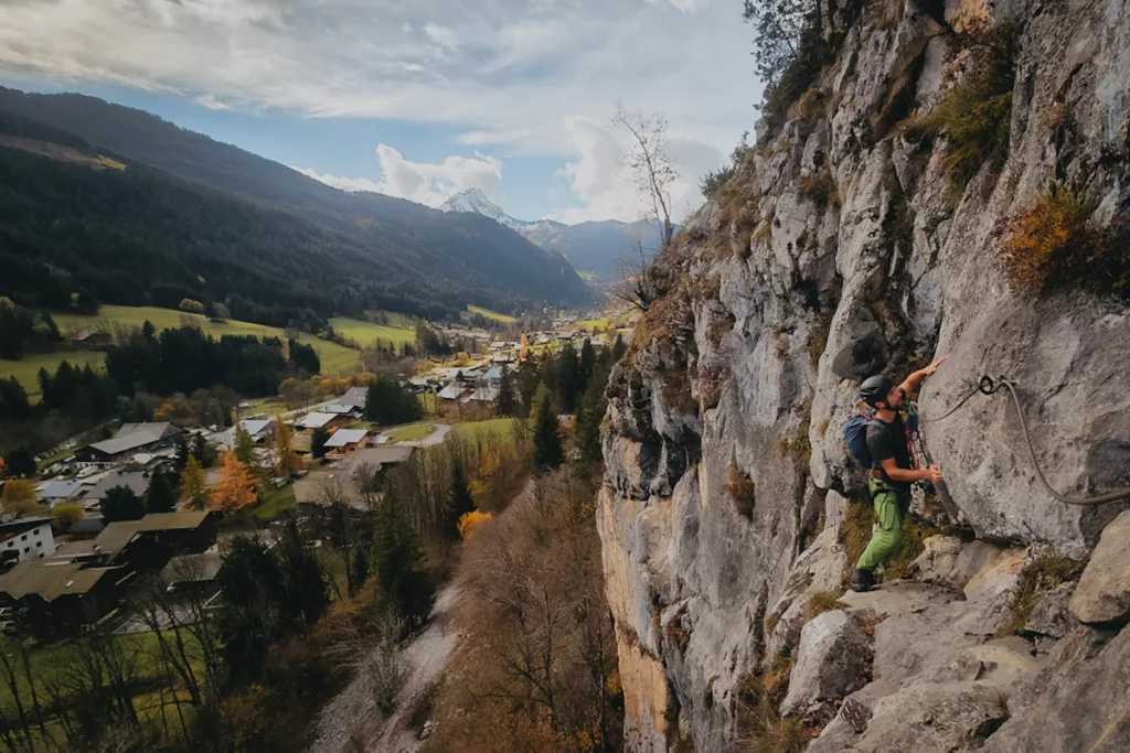 Via ferrata Saix de Miolène, Haute-Savoie : un passage sans barreau qui rappelle l’essence même de l’escalade, au plus près de la paroi.