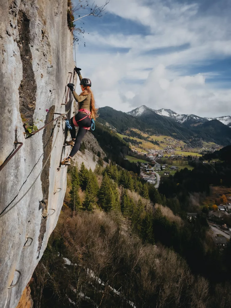 Via ferrata Saix de Miolène, Haute-Savoie : un passage aérien sur barreaux qui offre autant de sensations que de panorama.