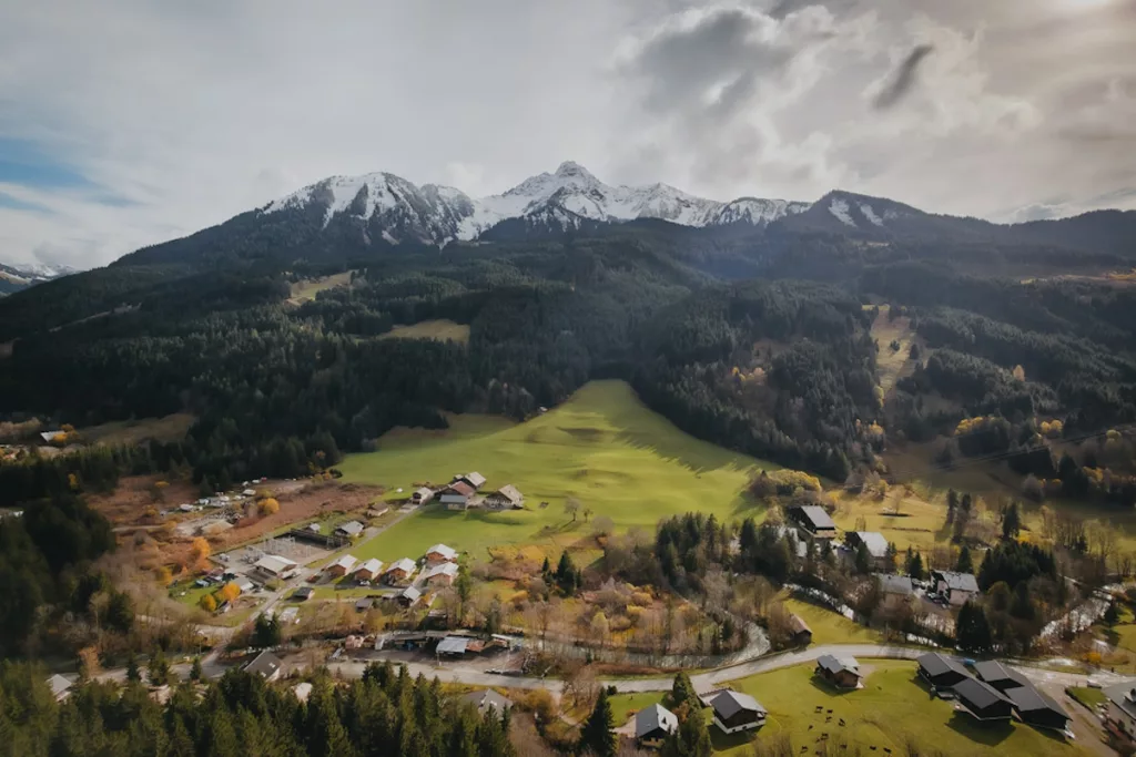 Via ferrata Saix de Miolène, Haute-Savoie : un décor à couper le souffle avec la vallée qui s’étend à perte de vue.