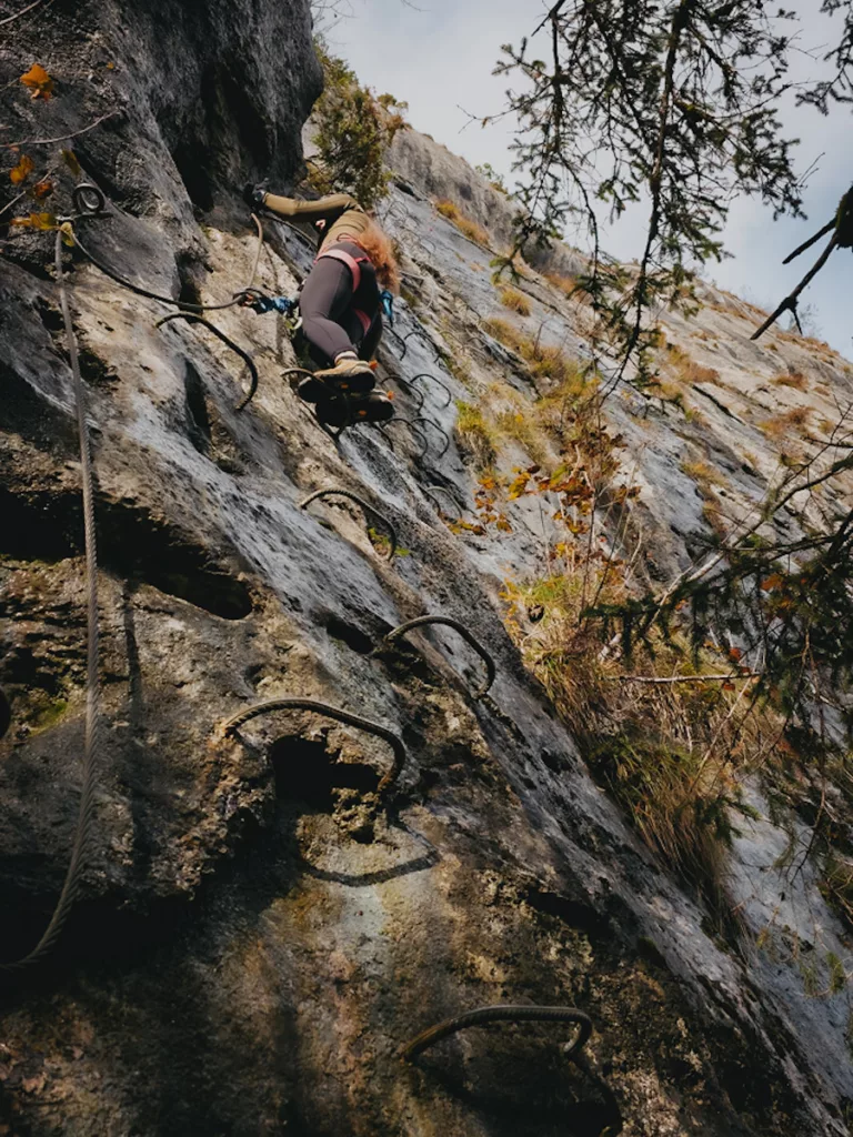 Dernier tronçon de la via ferrata Saix de Miolène, Haute-Savoie : la remontée finale sur les barreaux signe la fin de l’effort.