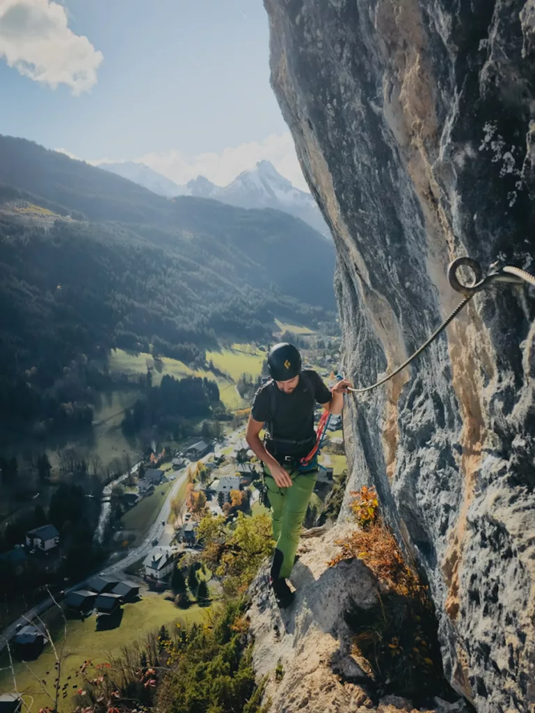 Sur la via ferrata Saix de Miolène, Haute-Savoie, un léger dévers en calcaire gris et jaune