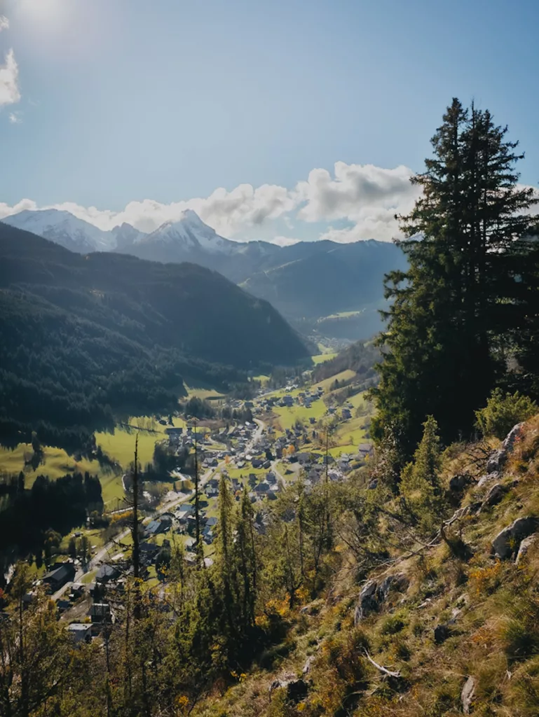 Vue imprenable sur la vallée depuis la via ferrata Saix de Miolène, Haute-Savoie : un panorama qui vaut chaque effort.