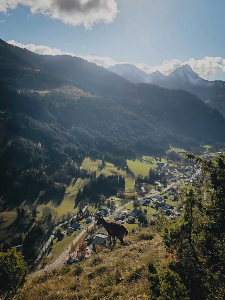 Via ferrata Saix de Miolène, Haute-Savoie : un décor à couper le souffle avec la vallée qui s’étend à perte de vue.