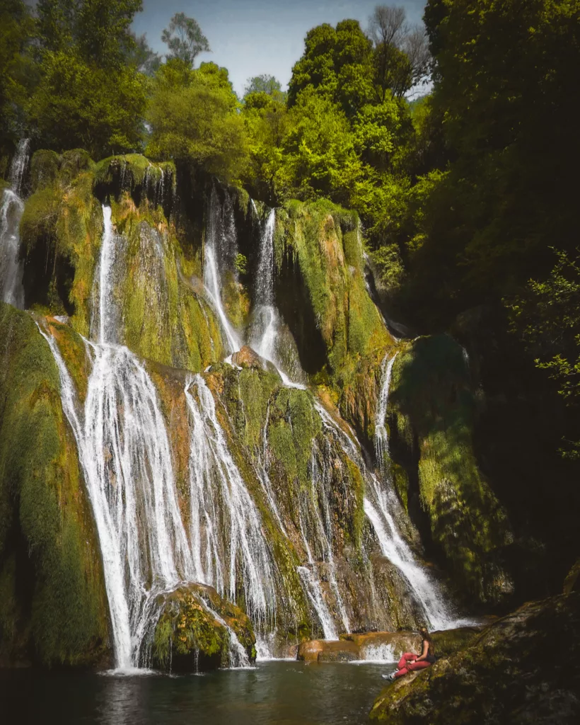 La cascade de glandieu avec son rideau d'eau 