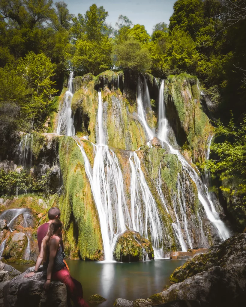 Nous, admiratifs devant la cascade de glandieu dans un moment détente