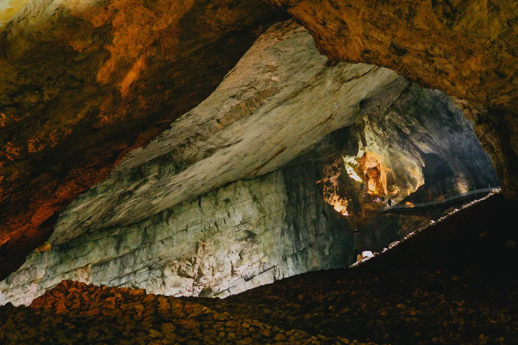 Les grottes du cerdon, entre grotte et parc de loisir préhistoriques