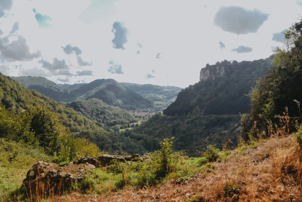 dans la randonnée autour du village du cerdon