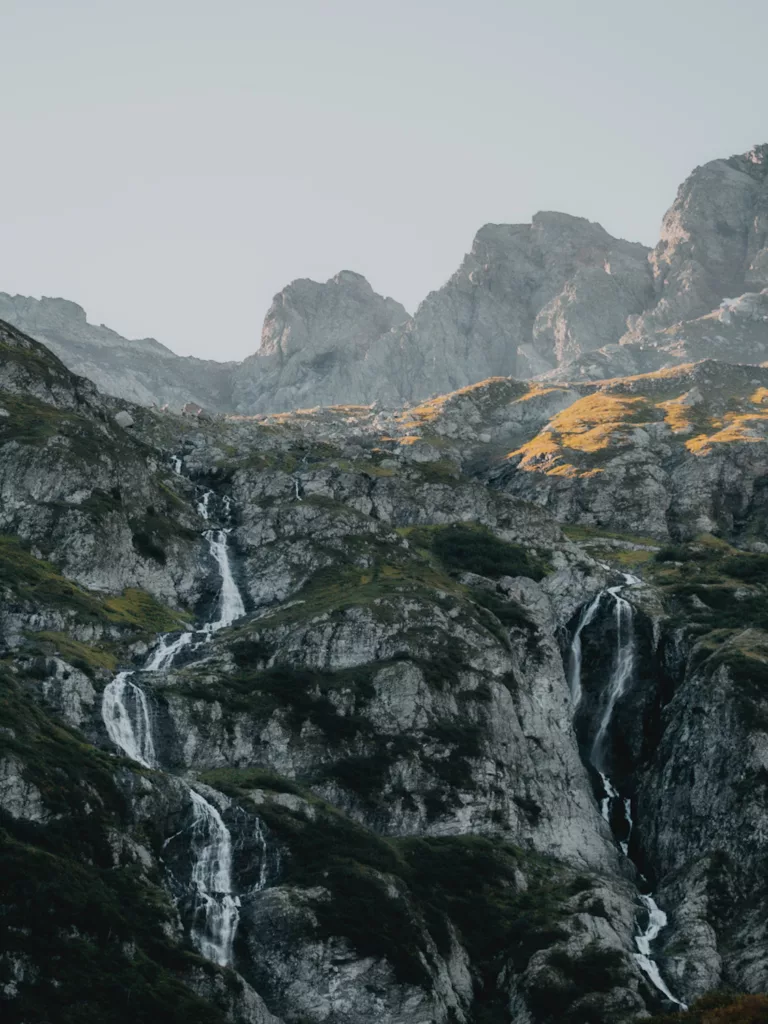 Cascades du boulon on aperçoit ici les nombreuses cascades dans le massif de belledonne lors de notre randonnée