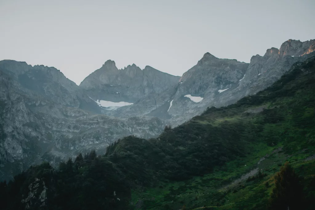 Cascades du boulon vue sur les hautes montagnes dans belledonne lors d'une randonnée