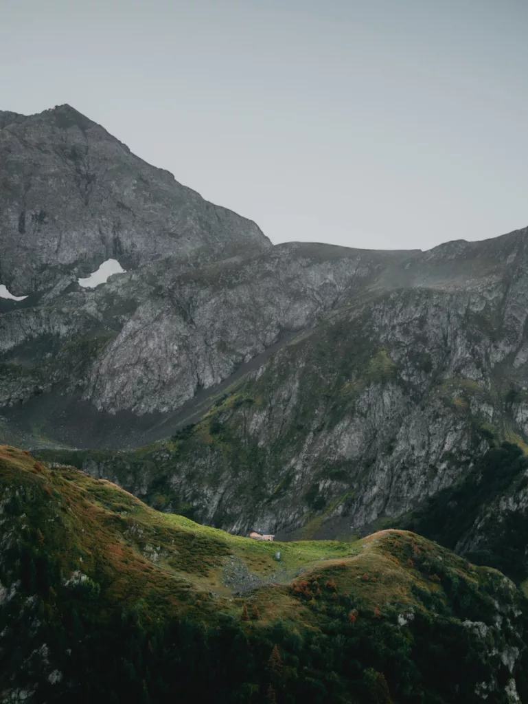 Cascades du boulon, vue sur un joli plateau et une cabane de belledonne en randonnée