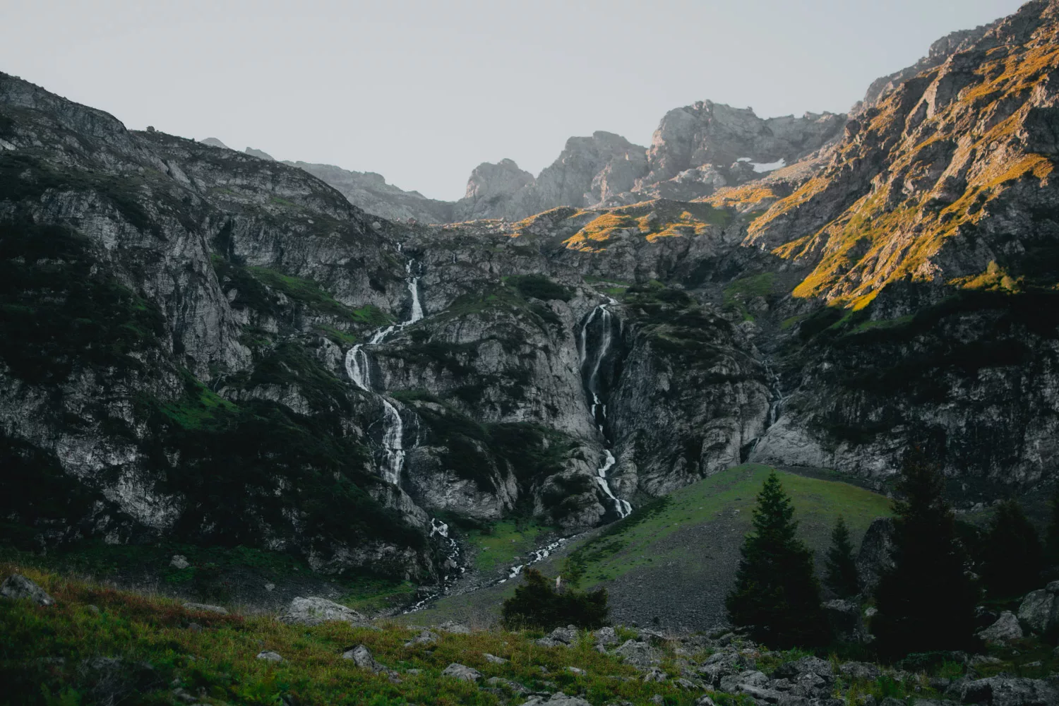 Randonnée dans le massif de Belledonne : cirque des cascades du Boulon en Isère.