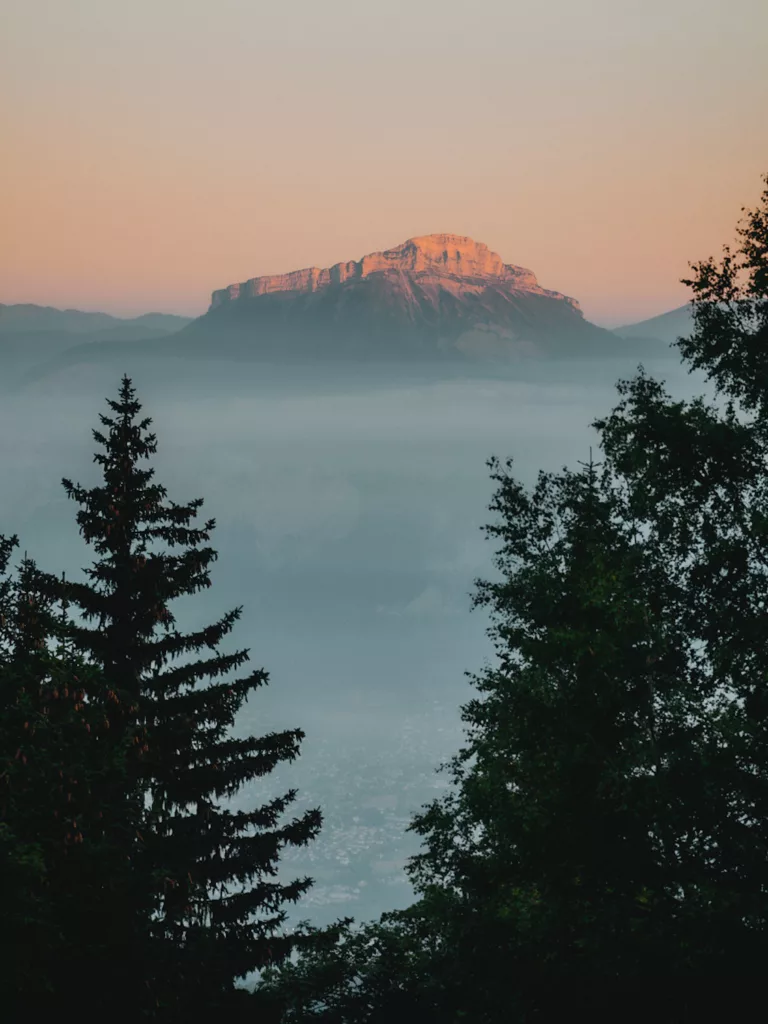 lors de notre randonnée dans le cirque des Cascades du boulon vue sur chamechaude. On est a belledonne