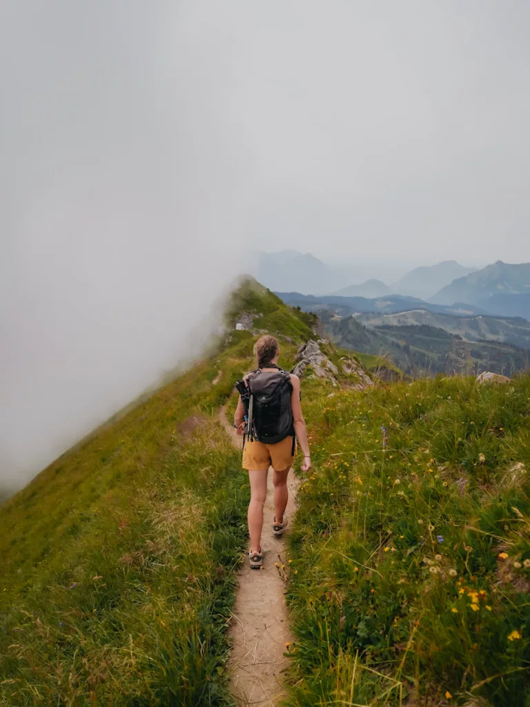 Randonneuse sur la crête de la Pointe d'Angolon à Joux Plane à côté de Samoëns dans le Chablais en Haute-Savoie.