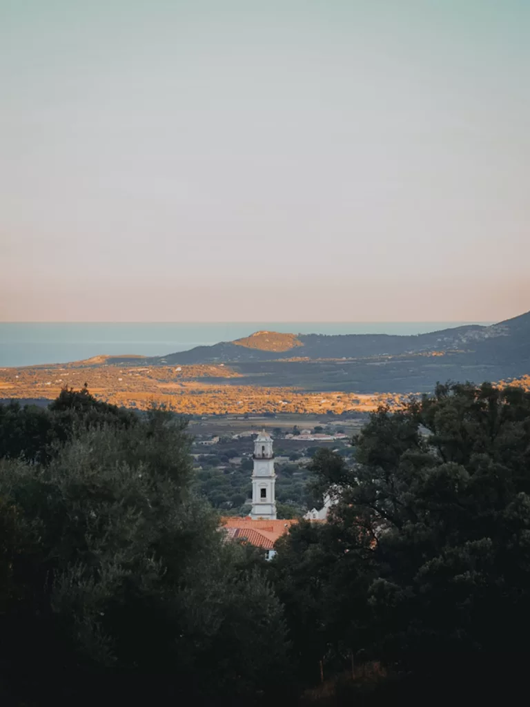 Vue sur l'église de Calenzana depuis le GR20.