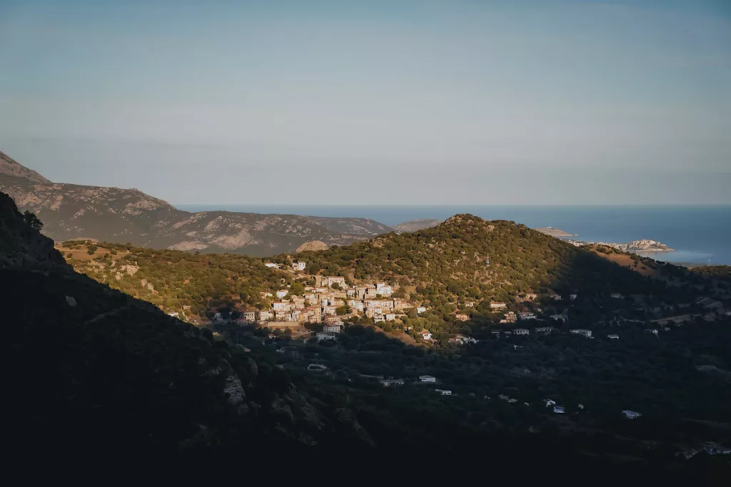Vue sur les villages de la Balagne depuis le GR20 en Corse.