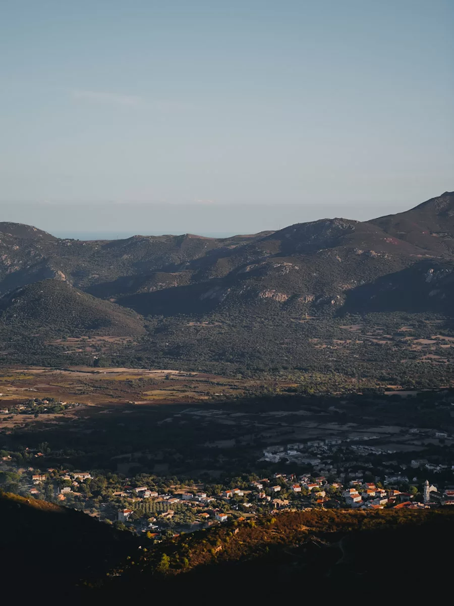 Rayopn de soleil sur un village de Balagane en Haute-Corse.