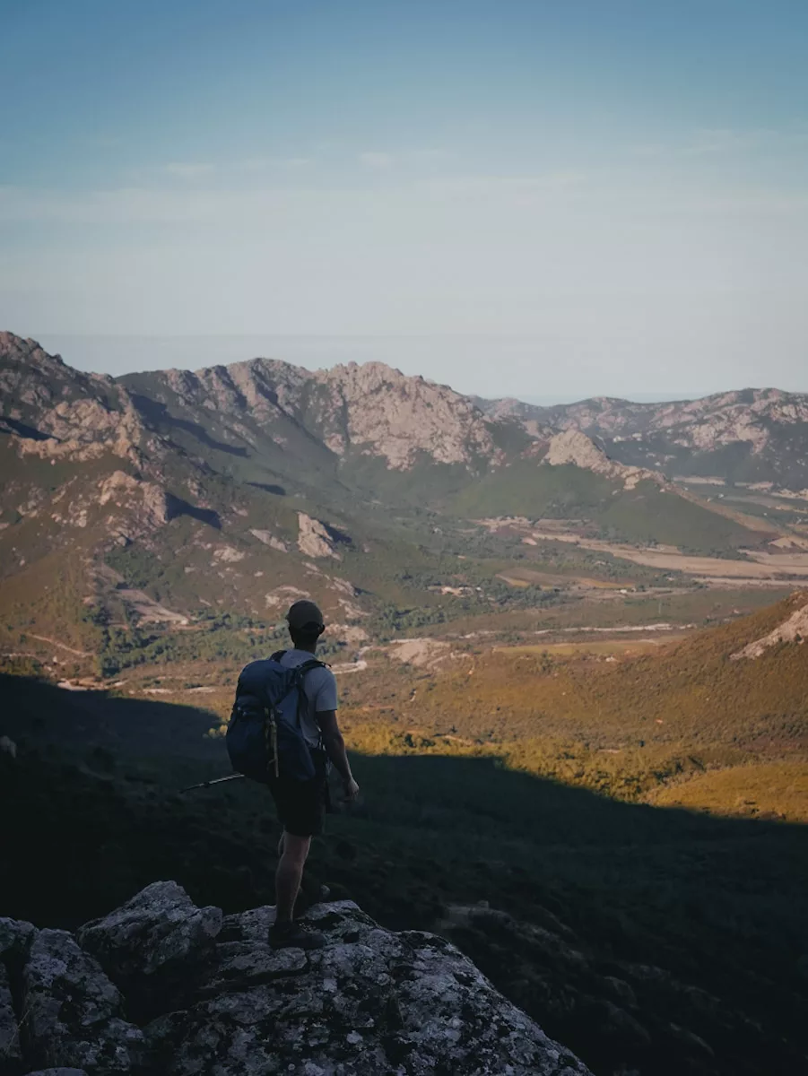 Homme contemplant le paysage sur le GR20 en Corse.