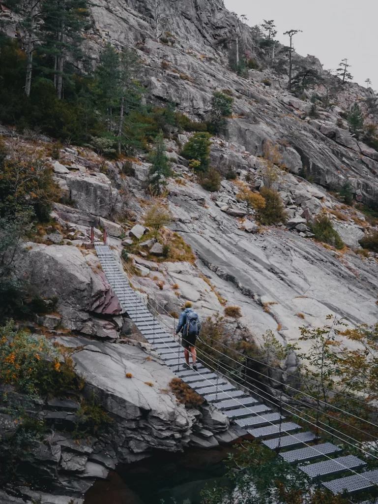 Paserelle de la Spasimata après le refuge de Carozzu sur le GR20 en Corse.