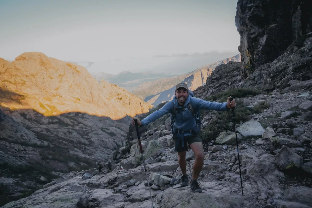 Randonneur fatigué dans une montée du GR20, randonnée et trek très difficile en Corse, trek le plus difficile d'Europe.