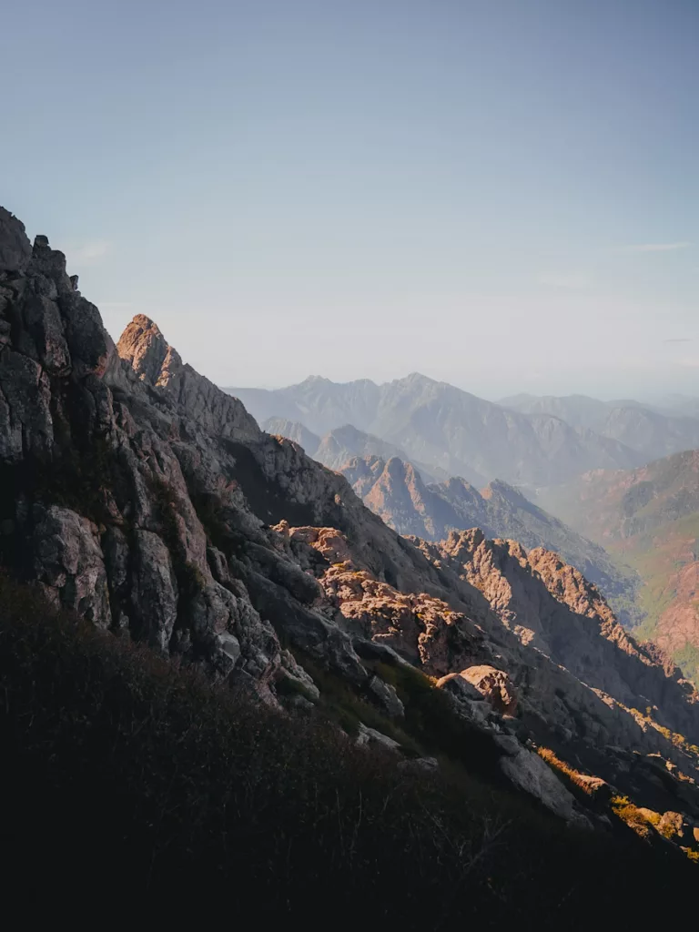 Paysages de Corse depuis le GR20, chemin qui traverse les montagnes.