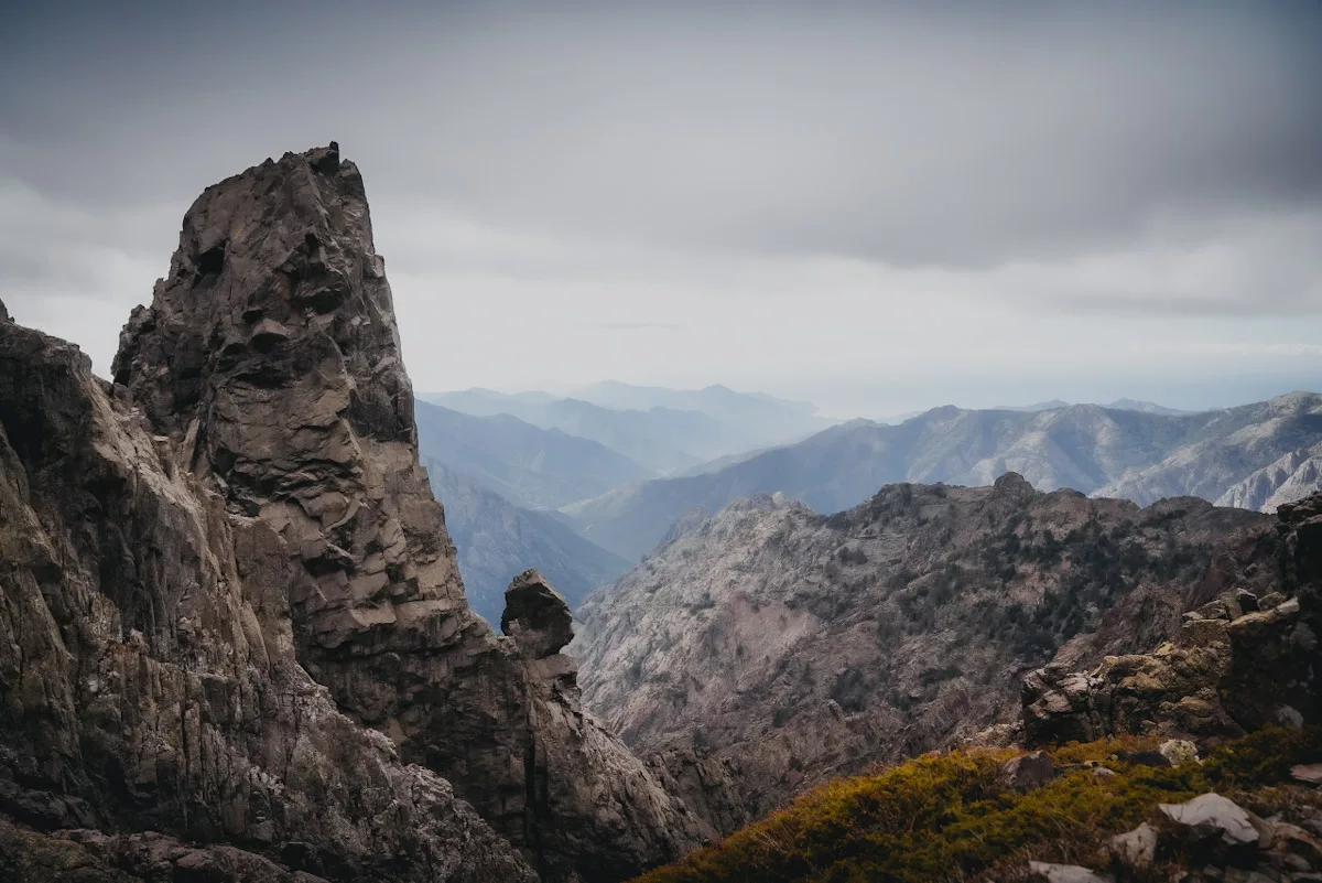 Montagnes impressionantes et univers minéral des paysages du Cirque de la Solitude, passage dangereux sur le GR20 en Corse.