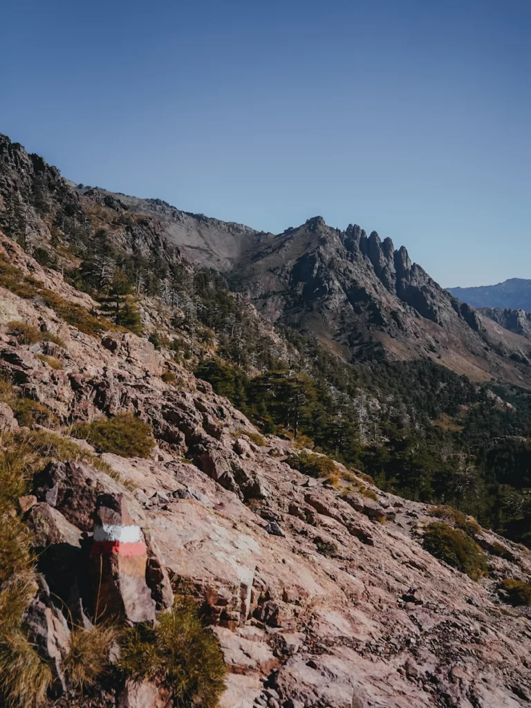 Vue depuis le Bocca di Foggiale entre le refige de Tighjettu et le refuge de Ciottulu di i Mori sur le GR20 en Corse.