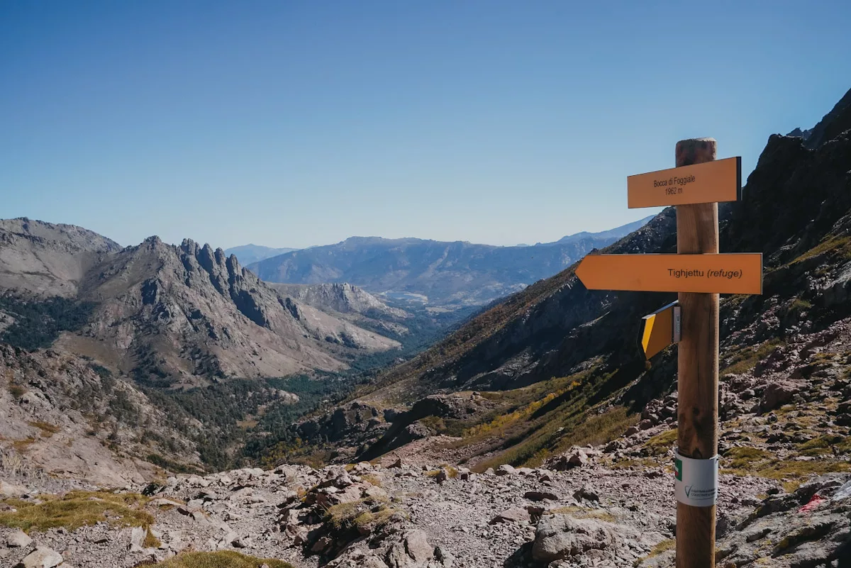 Vue depuis le Bocca di Foggiale entre le refige de Tighjettu et le refuge de Ciottulu di i Mori sur le GR20 en Corse.