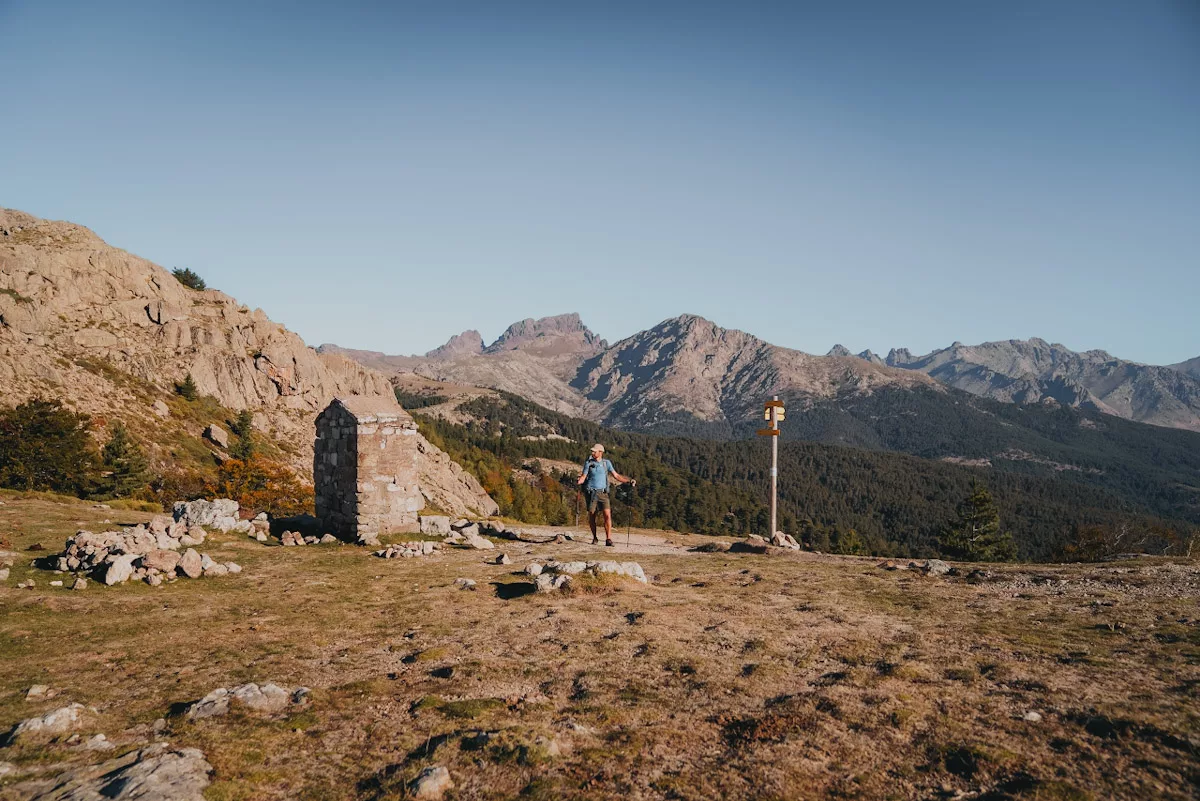 Dans cette portion du GR20, un trek unique en Corse, la montée vers le lac de Nino offre un décor sauvage et grandiose.

