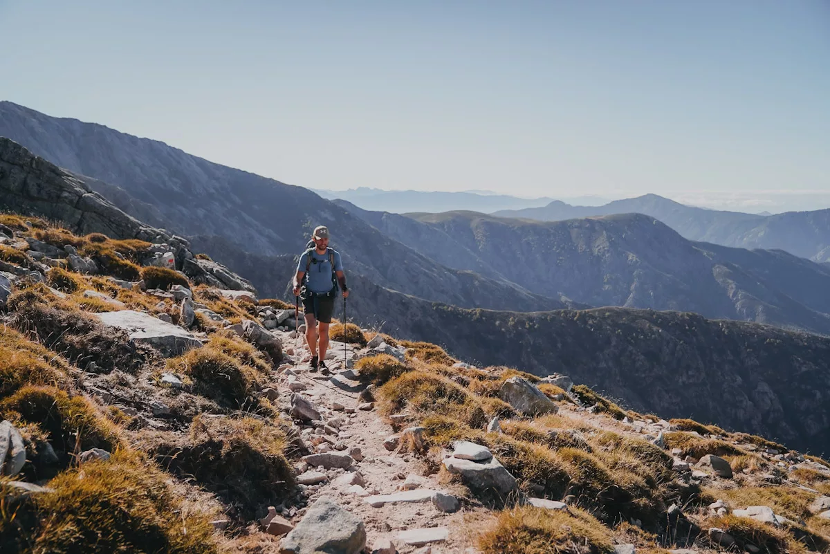 Randonneur sur les sentiers du GR20 en Corse. Dans quel sens faire le GFR20 ?