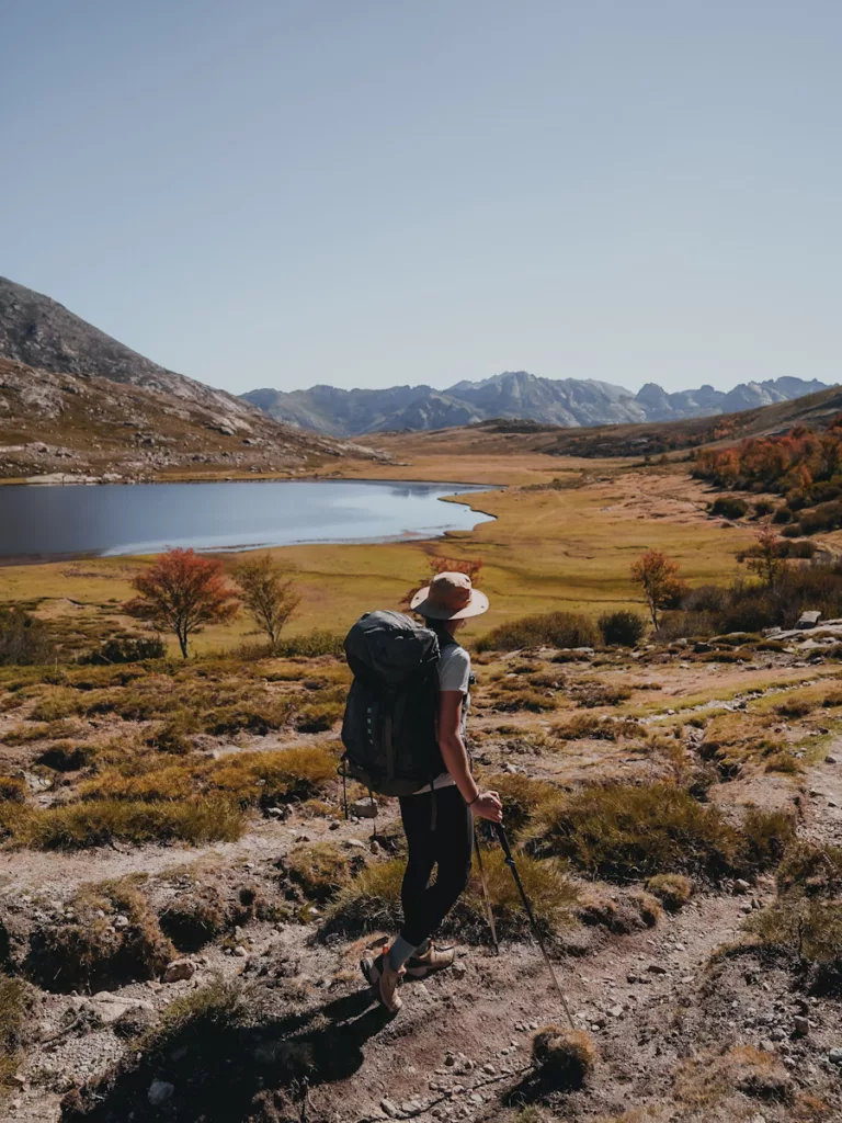 Randonneuse face au lac de Nino proche du col de Vergio en Haute-Corse. Informations sur le GR20.