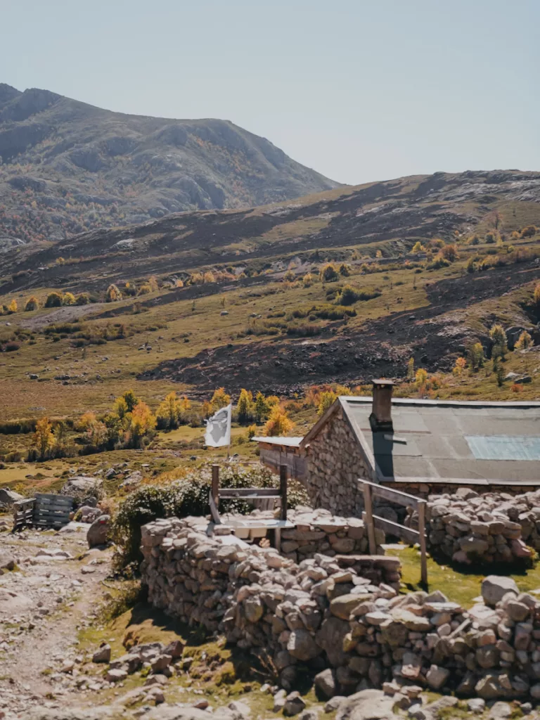 Sur le GR20, ce trek mythique de Corse, la bergerie offre un superbe panorama en direction de Manganu.